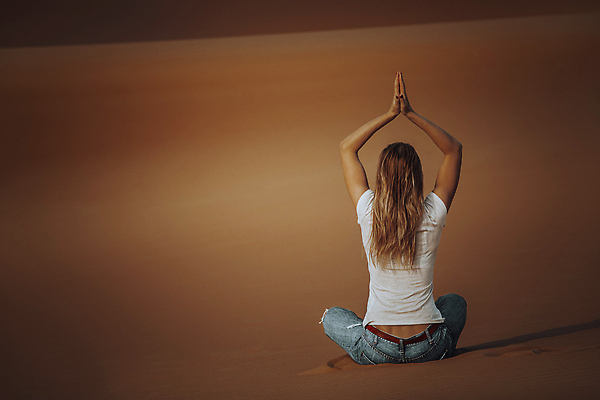 포토 JPG 해외이미지 라이프스타일 여자 행복 선 모래 스포츠 여행 포즈 신체 중동 요가 자연 휴식 건강 한명 사람 풍경 야외 뒷모습 여름 모래사장 운동 스트레칭 화목 사막 흰색 황무지 모래언덕 연습 명상 위치 아사나자세 해외202310 해외포토 1 웰빙 계절 감정 나라 바다 뷰포인트 컬러 컨셉 생활 요가자세 언덕 생태계 파일형식