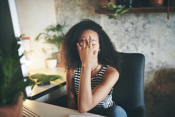 포토 JPG 해외이미지 직업 라이프스타일 여자 행복 비즈니스 사업가 성공 무선통신 노동자 스트레스 피곤 한명 사람 성인 컴퓨터 사무실 뷰티 검은색 활발 고통 장비 축하 작업 비즈니스우먼 닫기 연결 디자이너 종업원 고민 두통 문제 멀리 긴장 위기 편두통 카피스페이스 해외202310 해외포토 1 감정 컬러 컨셉 통신 모션 생활 전자제품 공백 직장인 질병 파일형식