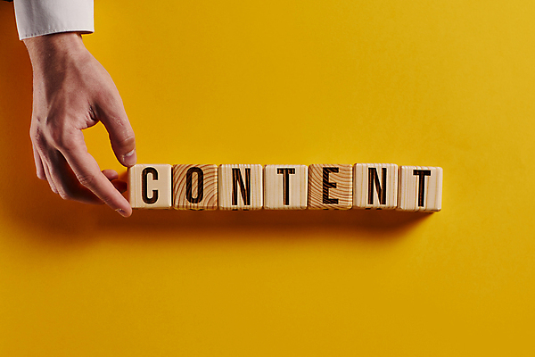 포토 JPG 해외이미지 손 알파벳 비즈니스 텍스트 아이디어 신체부위 단어 노란색 콘텐츠 나무블록 카피스페이스 해외202310 해외포토 문자 영어 컬러 컨셉 사람 목재 공백 블록 파일형식