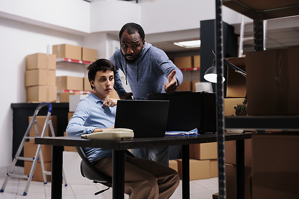 포토 JPG 해외이미지 백인 여자 남자 흑인 의자 노동자 실내 앉기 상반신 성인 두명 앞모습 옆모습 노트북 상자 가리킴 작업 물류창고 성인만 해외202310 해외포토 서양인 직업 뷰포인트 가구 모션 사람 손짓 내부 전자제품 창고 파일형식