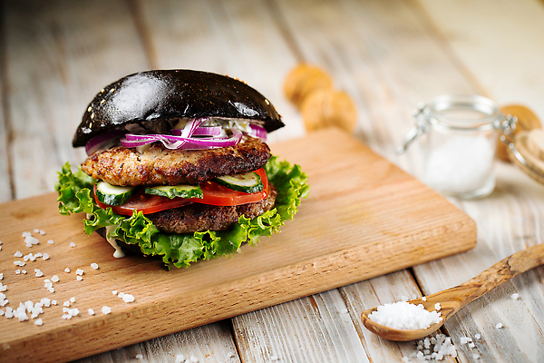 포토 JPG 해외이미지 접시 토마토 양파 패스트푸드 육류 돼지고기 요리 사람없음 옆모습 가로 검은색 식사 저녁식사 소고기 햄버거 그릴 상추 바비큐 패티 점심식사 번 해외202310 해외포토 식기 음식 빵 뷰포인트 컬러 채소 식재료 주방용품 인스턴트 파일형식
