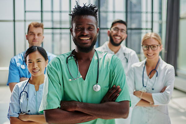 포토 JPG 해외이미지 직업 학생 라이프스타일 교육 남자 백그라운드 학교 청진기 청소년 설계 함께함 병원 대화 미소 사람 여러명 성인 가로 학습 스터디 독서 약 건강관리 듣기 간호사 의사 작업 그룹 실험실 씻기 질병 문서 방문 외과 돌봄 인턴 통일 혼혈 해외202310 해외포토 다수 컨셉 비즈니스 의학 의료기기 모션 표정 건강 실험 관리 말하기 생활 청결 의료진 다문화 파일형식