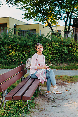 포토 JPG 해외이미지 공원 여자 유럽 결혼 생각 벤치 자연 휴식 갈색머리 따뜻함 한명 사람 앉기 야외 책 빛 태양 일몰 낭만 고독 읽기 정사각형 문학 심각 해외202310 해외포토 자연요소 도형 1 헤어스타일 공공시설 감정 나라 컨셉 의자 모션 이벤트 노을 생태계 파일형식