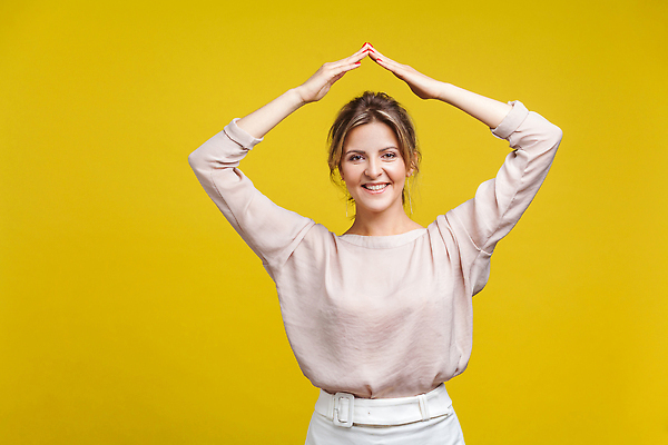 포토 JPG 해외이미지 모양 백인 손 응시 여자 행복 감정 셔츠 생각 청소년 지붕 아파트 주택 실내 한명 웃음 안전 사람 금발 뷰티 희망 꿈 표현 보호 중개인 심볼 블라우스 투자 만들기 공상 보험 고립 노란배경 돌봄 부동산중개인 지원 헬프 해외202310 해외포토 서양인 직업 1 헤어스타일 시선 백그라운드 컨셉 상의 비즈니스 모션 부동산 표정 내부 건물 신체부위 노란색 도움 파일형식