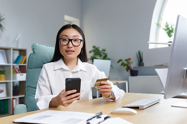 포토 JPG 해외이미지 응시 여자 화분 안경 화초 의자 책장 한명 들기 앉기 상반신 성인 앞모습 스마트폰 사무실 모니터 키보드 마우스 신용카드 스마트 책상 서류판 성인여자한명만 해외202310 해외포토 식물 1 시선 잡화 뷰포인트 가구 컨셉 비즈니스 모션 사람 금융 핸드폰 스마트기기 컴퓨터 컴퓨터용품 사무용품 여자한명만 성인여자만 파일형식