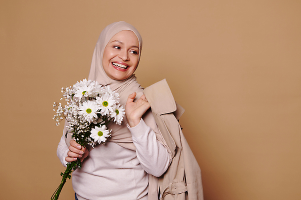 포토 JPG 해외이미지 응시 행복 종교 문화 중년 컨셉 선물 사랑 한명 사람 뷰티 유행 놀람 봄 화장품 축하 인사 자신감 아프리카인 우아함 이슬람교 고립 아랍어 완벽 캐모마일 스타일 카피스페이스 어머니의날 해외202310 해외포토 외국인 1 시선 계절 기념일 꽃 감정 표정 성인 공백 예절 허브 미국문화 파일형식