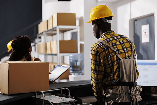 포토 JPG 해외이미지 여자 남자 흑인 노동자 실내 들기 상반신 성인 두명 뒷모습 상자 작업 안전모 물류창고 체크리스트 성인만 해외202310 해외포토 서양인 직업 뷰포인트 모션 사람 내부 헬멧 안전장비 창고 파일형식