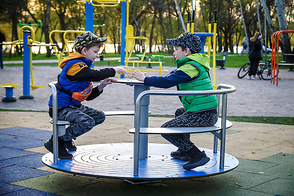 포토 JPG 해외이미지 주간 전신 남자 어린이 소년 야외 두명 옆모습 야외활동 놀이기구 놀이터 승차 회전 돌리기 소년만 해외202310 해외포토 자연요소 뷰포인트 모션 놀이 사람 남자만 어린이만 파일형식
