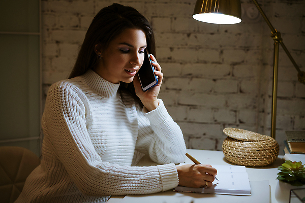 포토 JPG 해외이미지 백인 1 라이프스타일 여자 행복 인터넷 비즈니스 통신 탁자 모바일 주택 갈색머리 실내 말하기 대화 한명 사람 앉기 성인 내부 스마트폰 핸드폰 뷰티 펜 흰색 램프 잡기 업무 작업 뉴스 저녁 연결 스웨터 스마트 책상 부름 온라인 프리랜서 해외202310 해외포토 서양인 직업 헤어스타일 감정 컬러 가구 컨셉 상의 모션 조명 건물 생활 전자제품 스마트기기 필기구 야간 파일형식