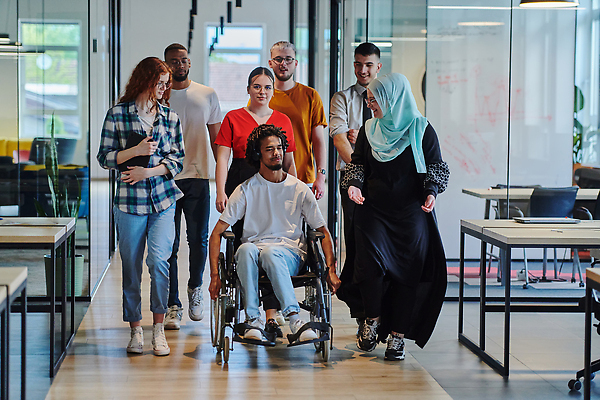 포토 JPG 해외이미지 전신 여자 남자 의자 창문 함께함 대화 들기 여러명 성인 앞모습 태블릿 사무실 마주보기 걷기 헤드셋 직장인 밀기 장애인 책상 동료 휠체어 성인만 해외202310 해외포토 직업 뷰포인트 음향기기 가구 다수 컨셉 비즈니스 관계 모션 말하기 사람 전자제품 스마트기기 헤드폰 장애 파일형식