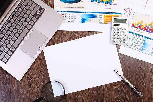 포토 JPG 해외이미지 종이 컨셉 회사 비즈니스 통계 탁자 그래프 직장 사람없음 사무실 펜 볼펜 자료 계산기 정보 키보드 업무 계획 오브젝트 보고서 문서 해외202004 해외포토 가구 문구용품 필기구 장비 작업 파일형식