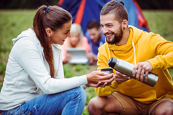 포토 JPG 해외이미지 백인 라이프스타일 커플 여자 남자 행복 커피 자연 함께함 텐트 미소 풍경 여러명 20대 성인 야외 초록색 캠핑 장비 시골 붓기 차 캠핑장 성인만 해외202004 해외포토 서양인 감정 음료 컬러 다수 컨셉 관계 모션 레저 표정 캠핑도구 사람 청년 생활 생태계 파일형식