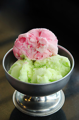 포토 JPG 해외이미지 음식 분홍색 딸기 아이스크림 디저트 사람없음 초록색 흰색 달콤 해외202004 해외포토 컬러 과일 맛 파일형식