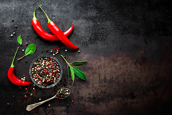 포토 JPG 해외이미지 음식 백그라운드 채소 재료 고추 탁자 표면 피망 요리 사람없음 목재 빨간색 금속 주방 숟가락 검은색 어둠 활발 수확 신선 뜨거움 양념 사발 향신료 유기농 매움 날것 향료 레시피 후추 내추럴 연소 꼬투리 옛날 월계수 해외202004 해외포토 나무 웰빙 컬러 가구 컨셉 농업 재질 수저 사기그릇 맛 향기 냄새 향미료 파일형식
