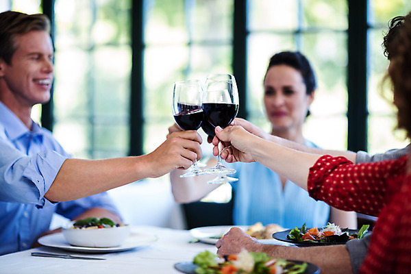 포토 JPG 해외이미지 백인 라이프스타일 여자 남자 행복 음료 음식 40대 중년 와인잔 탁자 함께함 실내 앉기 두명 식당 와인 식사 우정 축하 알코올 잡기 레드와인 축배 점심식사 해외202004 해외포토 서양인 감정 가구 컨셉 술잔 모션 주류 사람 성인 내부 생활 친구 상점 파일형식