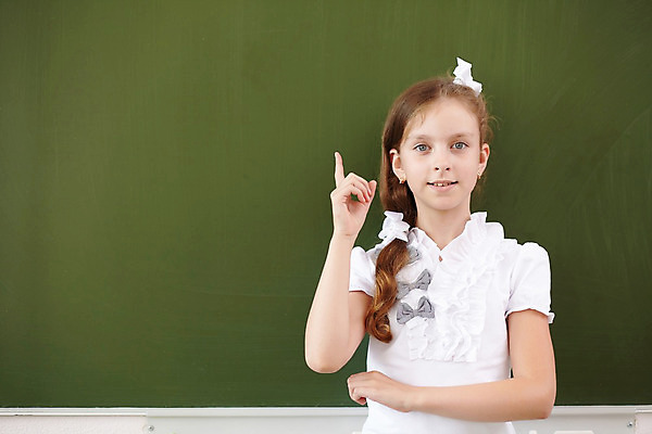 포토 JPG 해외이미지 백인 학생 여학생 여자 교육 어린이 교실 학교 수업 실내 한명 서기 사람 책 초록색 칠판 수학 분필 소녀한명만 해외202004 해외포토 서양인 1 컬러 교과목 모션 내부 초크 여자한명만 소녀만 파일형식