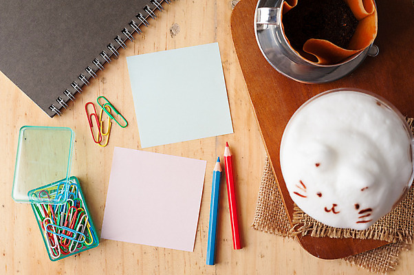 포토 JPG 해외이미지 라이프스타일 종이 백그라운드 아이디어 사람없음 컵 연필 펜 다이어리 공책 공백 작업 클립 해외202004 해외포토 식기 컨셉 문구용품 학용품 생활 필기구 사무용품 파일형식