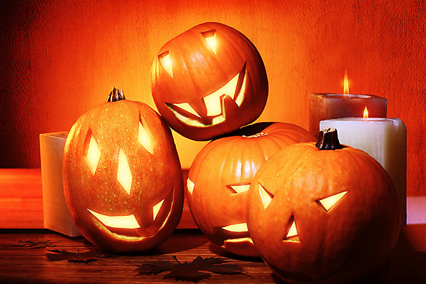 포토 JPG 해외이미지 전통 계절 문화 잎 채소 촛불 탁자 호박 기념 미소 사람없음 장식 빛 노란색 파티 축제 할로윈 가을 등불 축하 야간 무서움 잭 10월 호러 오싹 해외202004 해외포토 자연요소 식물 감정 컬러 가구 컨셉 초 조명 표정 이벤트 날짜 공포 파일형식