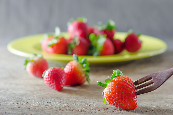 포토 JPG 해외이미지 접시 열매 음식 백그라운드 과일 딸기 건강 사람없음 목재 빨간색 초록색 침묵 신선 유기농 내추럴 숙성 해외202004 해외포토 나무 식물 식기 웰빙 컬러 재료 소리 파일형식