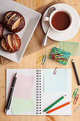 포토 JPG 해외이미지 종이 커피 백그라운드 아이디어 사람없음 연필 펜 다이어리 공책 공백 작업 클립 페이지 브레첼 해외202004 해외포토 음료 컨셉 문구용품 학용품 디저트 필기구 사무용품 파일형식