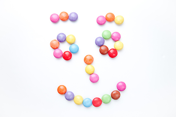 포토 JPG 해외이미지 얼굴 상상 사람없음 컬러풀 과자 초콜릿 원형 달콤 흰배경 흙더미 해외202004 해외포토 도형 컬러 백그라운드 디저트 신체부위 흙 흰색 맛 파일형식 더미