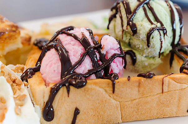 포토 JPG 해외이미지 접시 음식 빵 분홍색 딸기 아이스크림 디저트 사람없음 초록색 갈색 노란색 초콜릿 흰색 달콤 아침식사 크림 시럽 해외202004 해외포토 식기 컬러 과일 식사 맛 파일형식