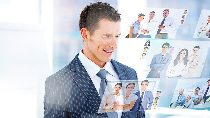 포토 JPG 해외이미지 백인 응시 여자 남자 40대 중년 50대 여러명 20대 성인 30대 사무실 스크린 직장인 비즈니스맨 비즈니스우먼 선택 직원 홀로그램 해외202004 해외포토 서양인 직업 시선 다수 컨셉 비즈니스 사람 청년 장년 파일형식