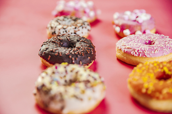 포토 JPG 해외이미지 음식 분홍색 컬러 백그라운드 다이어트 딸기 디저트 사탕 사람없음 장식 세트 컬러풀 케이크 초콜릿 보라색 얼음 빵집 튀김 흰색 대접 원형 도넛 달콤 맛 아침식사 폐기물 정상 설탕 굽기 먹기 뿌리기 크림 오브젝트 칼로리 반투명 줄서기 페스츄리 해로움 플랫레이 카피스페이스 맛있는 해외202310 해외포토 자연요소 도형 빵 컨셉 과일 모션 건강 상점 식사 공백 플랫 쓰레기 구이 파일형식