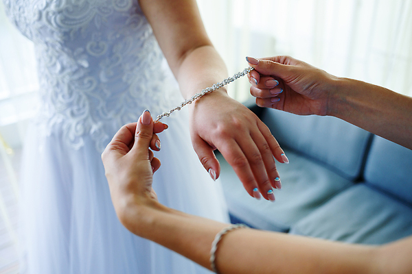 포토 JPG 해외이미지 손 여자 신부 결혼 팔찌 결혼식 상반신 성인 두명 축하 준비 성인여자만 해외202310 해외포토 컨셉 장신구 사람 이벤트 신체부위 여자만 성인만 파일형식