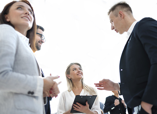 포토 JPG 해외이미지 직업 라이프스타일 응시 여자 남자 회사 비즈니스 사업가 설계 아이디어 직장 대화 서기 사람 여러명 사무실 정보 업무 작업 비즈니스맨 그룹 계획 토론 종업원 동료 경영자 문서 긍정 청사진 경영 서류판 카피스페이스 콜라보레이션 해외202310 해외포토 시선 다수 컨셉 관계 모션 말하기 생활 사무용품 공백 직장인 리더 파일형식