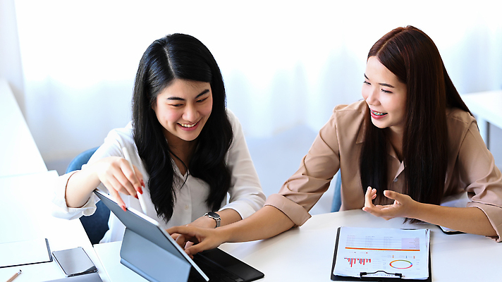 포토 JPG 해외이미지 여자 앉기 상반신 성인 두명 옆모습 태블릿 사무실 가리킴 비즈니스우먼 스마트 책상 보고서 서류판 성인여자만 해외202310 해외포토 뷰포인트 가구 컨셉 비즈니스 모션 사람 손짓 전자제품 스마트기기 사무용품 직장인 여자만 성인만 파일형식