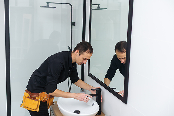 포토 JPG 해외이미지 남자 유니폼 노동자 한명 상반신 성인 옆모습 욕실 업무 수리 청소 수도꼭지 유지 샤워실 성인남자한명만 해외202310 해외포토 직업 1 옷 뷰포인트 사람 작업 샤워시설 남자한명만 성인남자만 파일형식