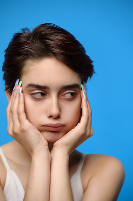 포토 JPG 해외이미지 얼굴 생각 손가락 청소년 스트레스 갈색머리 피곤 미술 한명 사람 10대 고통 슬픔 짜증 상처 손톱관리 걱정 문제 나쁜 사춘기 우울증 적자 트러블 혼자 해외202310 해외포토 1 헤어스타일 손 감정 컨셉 문화예술 신체부위 질병 네일아트 파일형식