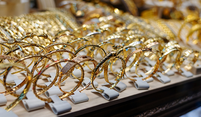 포토 JPG 해외이미지 디자인 응시 백그라운드 장신구 팔찌 선물 사람없음 장식 빛 유행 세일 상점 금속 반지 화려 황금 고급 우아함 선택 상품 보석 수집 오브젝트 진열장 줄서기 많음 해외202310 해외포토 시선 컨셉 모션 재질 광석 파일형식