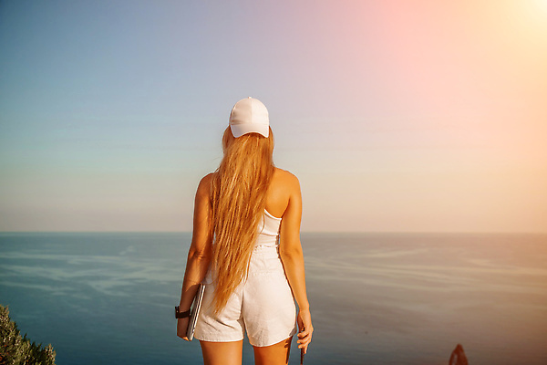 포토 JPG 해외이미지 라이프스타일 옷 여자 행복 바다 여행 백그라운드 셔츠 자연 모바일 휴가 휴식 한명 사람 성인 야외 물 파란색 스마트폰 핸드폰 태양 뷰티 여행객 일몰 자유 흰색 자신감 닫기 셀프카메라 그림 반다나 해외202310 해외포토 자연요소 1 감정 컬러 컨셉 상의 모션 생활 전자제품 스마트기기 노을 사진촬영 생태계 파일형식 헤어액세사리