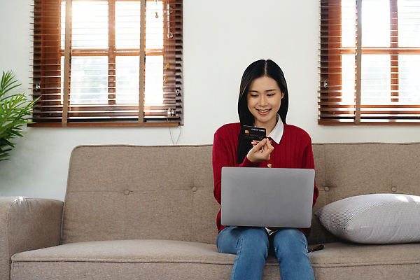 포토 JPG 해외이미지 라이프스타일 손 여자 행복 컨셉 돈 인터넷 비즈니스 모바일 주택 실내 한명 사람 성인 금융 노트북 쇼핑 컴퓨터 소파 상점 공책 타이핑 잡기 신용카드 구매 사이버 무선전화기 고객 보안 상업 전자 결제 온라인 해외202310 해외포토 1 감정 의자 모션 문구용품 안전 내부 건물 생활 신체부위 경제 전자제품 재산 전화기 파일형식