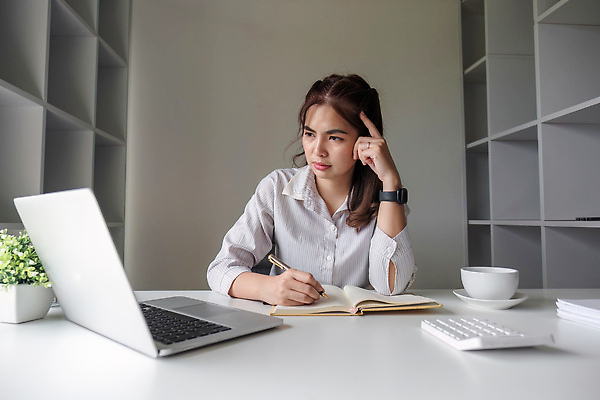 포토 JPG 해외이미지 여자 회사 스트레스 한명 동양인 상반신 성인 앞모습 노트북 사무실 펜 공책 기록 잡기 업무 비즈니스우먼 성인여자한명만 해외202310 해외포토 1 뷰포인트 비즈니스 모션 문구용품 사람 인종 전자제품 필기구 작업 직장인 여자한명만 성인여자만 파일형식