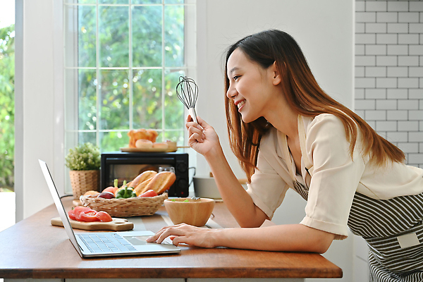 포토 JPG 해외이미지 여자 토마토 숙이기 한명 들기 동양인 상반신 성인 옆모습 노트북 앞치마 창가 거품기 건강식 나무그릇 나무도마 성인여자한명만 식단관리 라탄바구니 해외202310 해외포토 1 그릇 음식 뷰포인트 포즈 채소 창문 모션 주방용품 도마 사람 인종 목재 전자제품 바구니 여자한명만 성인여자만 파일형식