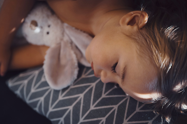 포토 JPG 해외이미지 백인 행복 어린이 가족 베개 침구 아침 휴식 주택 건강 피곤 사랑 한명 사람 소년 눕기 장난감 뷰티 침실 꿈 침대 아기 토끼 잠 닫기 달콤 야간 작음 낮잠 걸음마 취침시간 해외202310 해외포토 주간 자연요소 서양인 1 남자 감정 가구 컨셉 포유류 관계 모션 건물 반려동물 맛 크기 파일형식