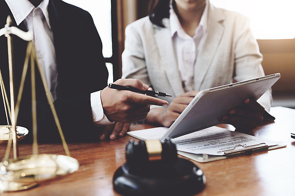 포토 JPG 해외이미지 여자 남자 비즈니스 저울 앉기 상반신 성인 두명 태블릿 사무실 펜 법률가 책상 상담 문서 법 의사봉 변호사 성인만 해외202310 해외포토 직업 가구 모션 사람 전자제품 스마트기기 필기구 파일형식