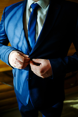 포토 JPG 해외이미지 남자 신랑 결혼 결혼식 단추 한명 정장 상반신 성인 앞모습 축하 준비 단추잠그기 성인남자한명만 해외202310 해외포토 1 옷 뷰포인트 컨셉 모션 사람 이벤트 남자한명만 성인남자만 파일형식