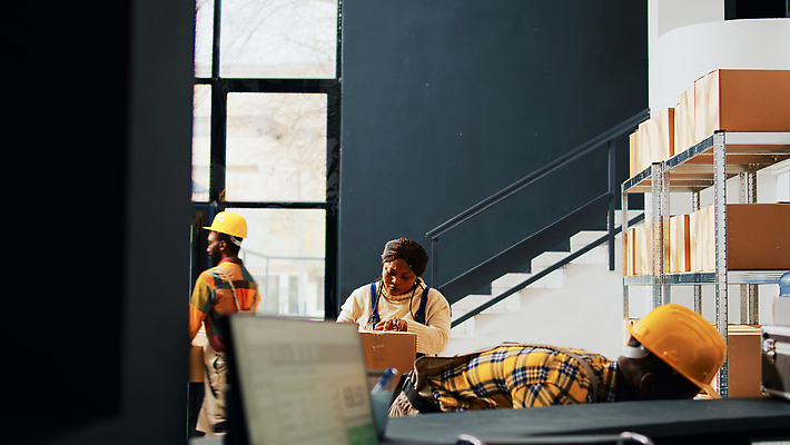 포토 JPG 해외이미지 여자 남자 흑인 노동자 실내 상반신 성인 앞모습 뒷모습 세명 상자 작업 안전모 물류창고 성인만 해외202310 해외포토 서양인 직업 뷰포인트 사람 내부 헬멧 안전장비 창고 파일형식