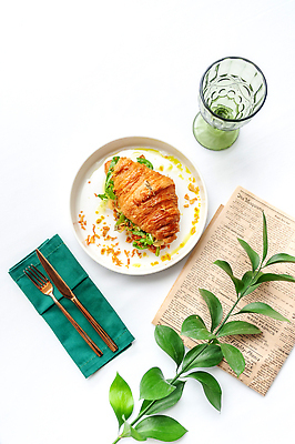 포토 JPG 해외이미지 접시 포크 잎 와인잔 샌드위치 사람없음 신문 분위기 나이프 크루아상 플레이팅 해외202310 해외포토 식물 식기 음식 빵 컨셉 술잔 간행물 뉴스 칼 상차림 파일형식