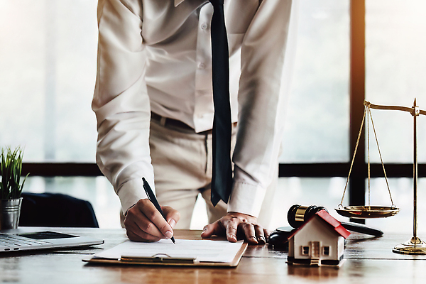 포토 JPG 해외이미지 남자 비즈니스 부동산 주택 저울 한명 상반신 성인 앞모습 펜 모형 거래 잡기 중개인 계약 문서 계약서 성인남자한명만 해외202310 해외포토 직업 1 뷰포인트 모션 사람 건물 필기구 재산 남자한명만 성인남자만 파일형식