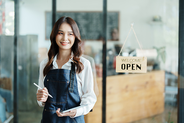 포토 JPG 해외이미지 직업 학생 응시 행복 감정 백그라운드 컨셉 비즈니스 사업가 청소년 성공 한명 서기 미소 성인 가로 쇼핑 알약 반사 팔짱 주방 앞치마 카페 가리킴 작업 비즈니스우먼 오픈 작업실 작음 종업원 명상 서비스 경영자 기회 바리스타 개성 보여주기 소매 주인 독립 중소기업 해외202310 해외포토 1 시선 여자 회사 모션 표정 사람 손짓 약 상점 직장인 크기 리더 파일형식