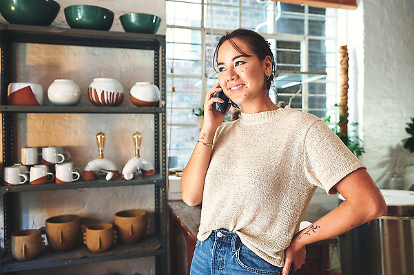 포토 JPG 해외이미지 그릇 여자 행복 창문 선반 한명 상반신 성인 옆모습 스마트폰 도자기 작업실 통화 도예가 성인여자한명만 해외202310 해외포토 직업 1 식기 감정 뷰포인트 가구 모션 사람 핸드폰 스마트기기 여자한명만 성인여자만 파일형식