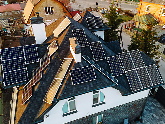 포토 JPG 해외이미지 건축양식 하늘 지붕 새로움 주택 세포 사람없음 건물 초록색 파란색 빛 햇빛 태양 3D 환경 힘 재활용 장비 발전기 에너지 판넬 절약 보호 옥상 에코 생태계 태양에너지 각도 시스템 세대 유지 패널 혁명 생태학 설치 수집가 공급 해외202310 해외포토 자연요소 직업 건축물 교육 건축 컬러 컨셉 발전소 그린에너지 디지털합성 친환경 파일형식