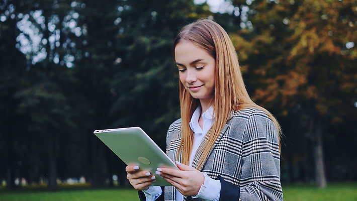 포토 JPG 해외이미지 학생 라이프스타일 디자인 공원 여자 행복 여유 인터넷 통신 자연 거리 한국 한명 사람 앉기 성인 야외 초록색 컴퓨터 뷰티 알약 펜 걷기 디지털 스크린 중국 산책 터치 타이핑 도시 어플리케이션 디자이너 무선전화기 블라우스 멀리 히스패닉 온라인 비어있는 해외202310 해외포토 직업 1 공공시설 감정 아시아 컬러 상의 모션 휴식 생활 전자제품 필기구 약 전화기 생태계 파일형식