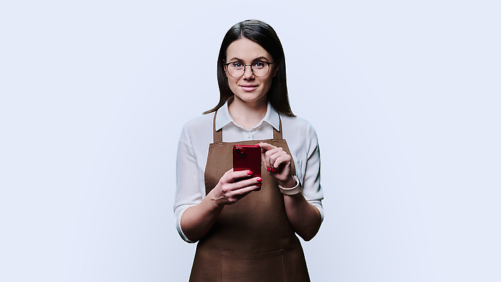 포토 JPG 해외이미지 직업 응시 여자 행복 유니폼 인터넷 비즈니스 사업가 통신 모바일 노동자 한명 사람 스마트폰 핸드폰 상점 식당 앞치마 카페 업무 작업 자신감 메시지 어플리케이션 웨이트리스 종업원 직원 서비스 흰배경 질서 온라인 주인 판매원 고립 고용 해외202310 해외포토 1 시선 옷 감정 백그라운드 전자제품 스마트기기 구직 흰색 예절 채용 파일형식