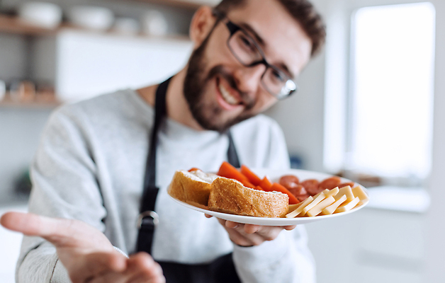 포토 JPG 해외이미지 라이프스타일 접시 손 남자 안경 음식 빵 백그라운드 가정 탁자 아침 남편 치즈 아파트 주택 샌드위치 건강 관리 요리 한명 서기 사람 내부 주방 식사 앞치마 신선 칼 맛 아침식사 자르기 배고픔 준비 햄 만들기 베이컨 리빙 맛있는 해외202310 해외포토 주간 1 식기 잡화 가구 컨셉 모션 유제품 육류 돼지고기 건물 생활 신체부위 파일형식